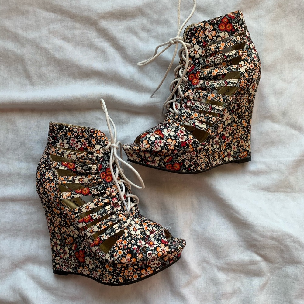 Michael Antonio Floral Lace Up Wedges Size 6